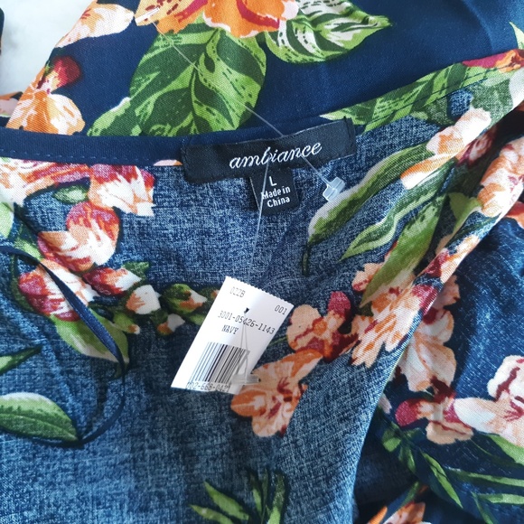 SOLD NWT FLORAL TOP by AMBIANCE - Picture 5 of 5